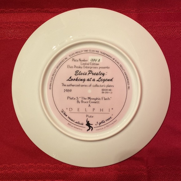 Elvis Presley: Looking at a Legend Delphi Collector Plate - 8 1/2” - Picture 2 of 7